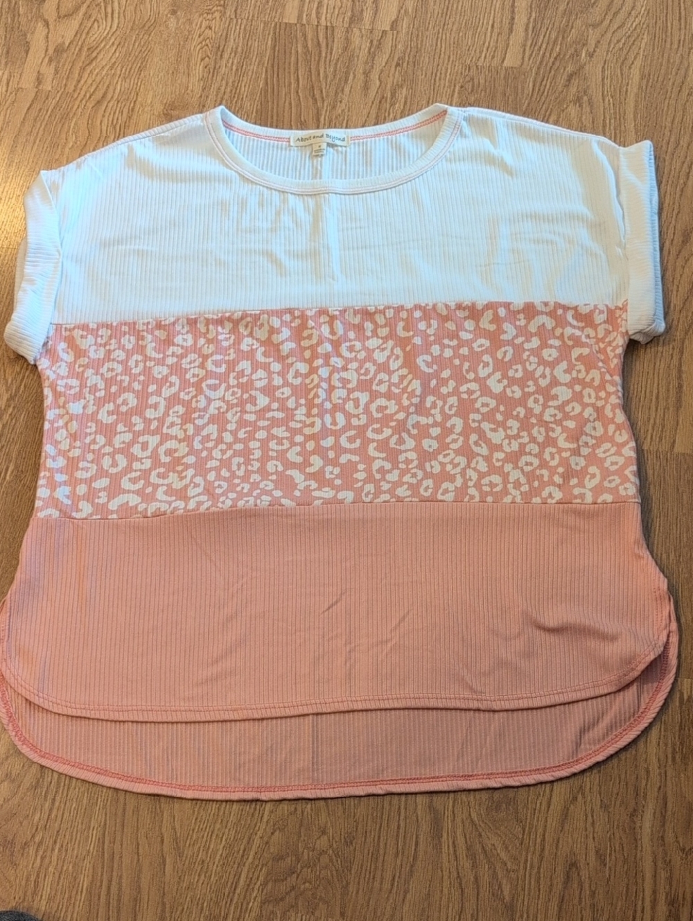 Women’s Short Sleeve Colorblock & Leopard Print Tee - White & Dusty Pink